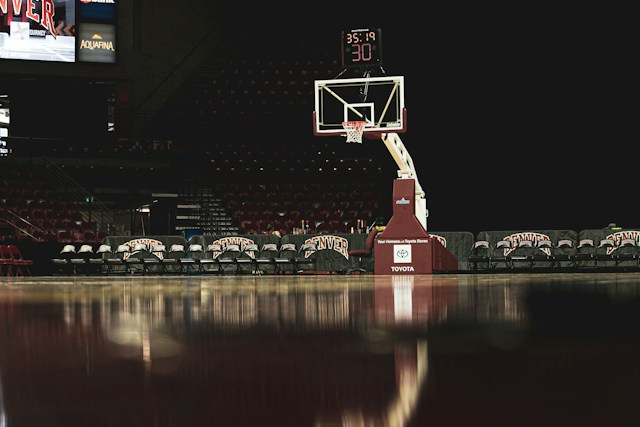 Terrain de basket rouge