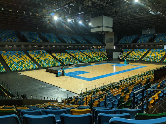 Grand terrain de basket aux couleurs jaune et bleue 